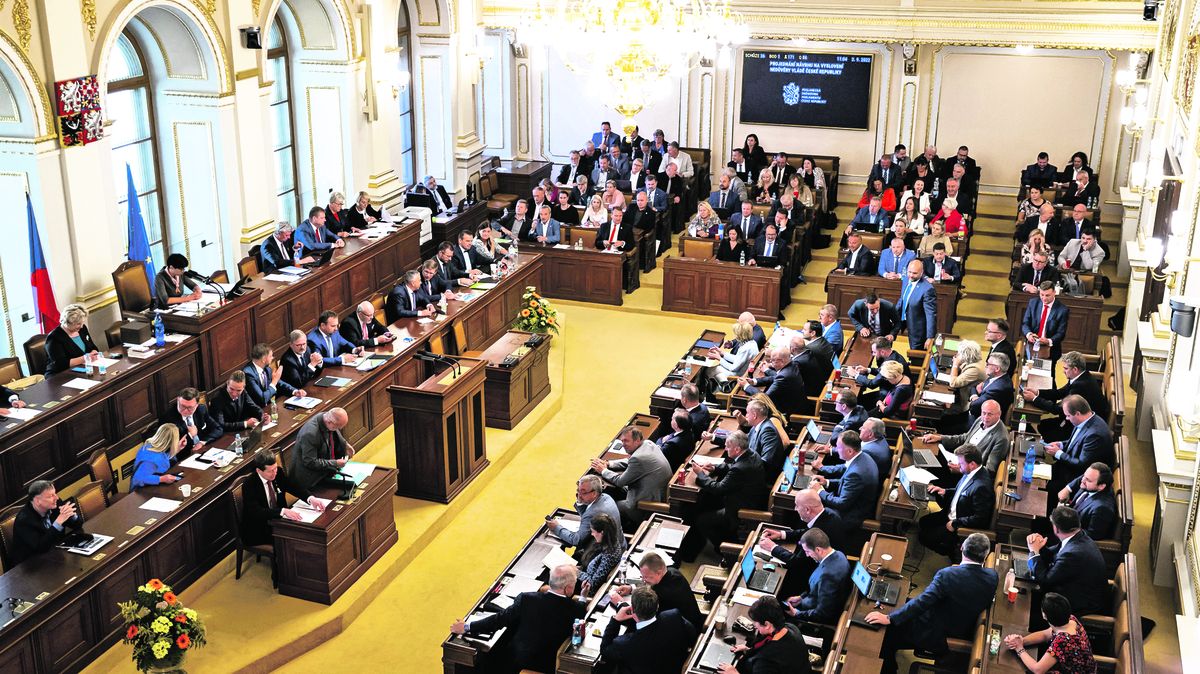 Sněmovna odmítla diskutovat o zmrazení platů politiků